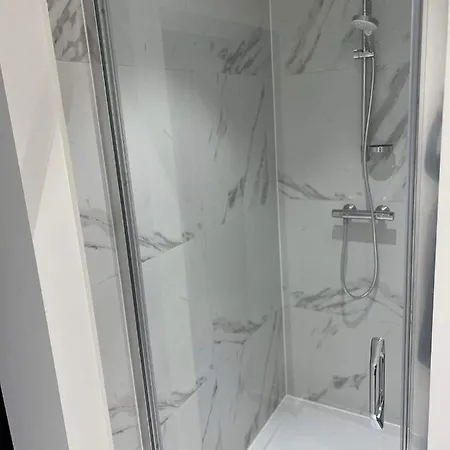 Nieuwe In Centrum Met Badkamer ! Brügge
